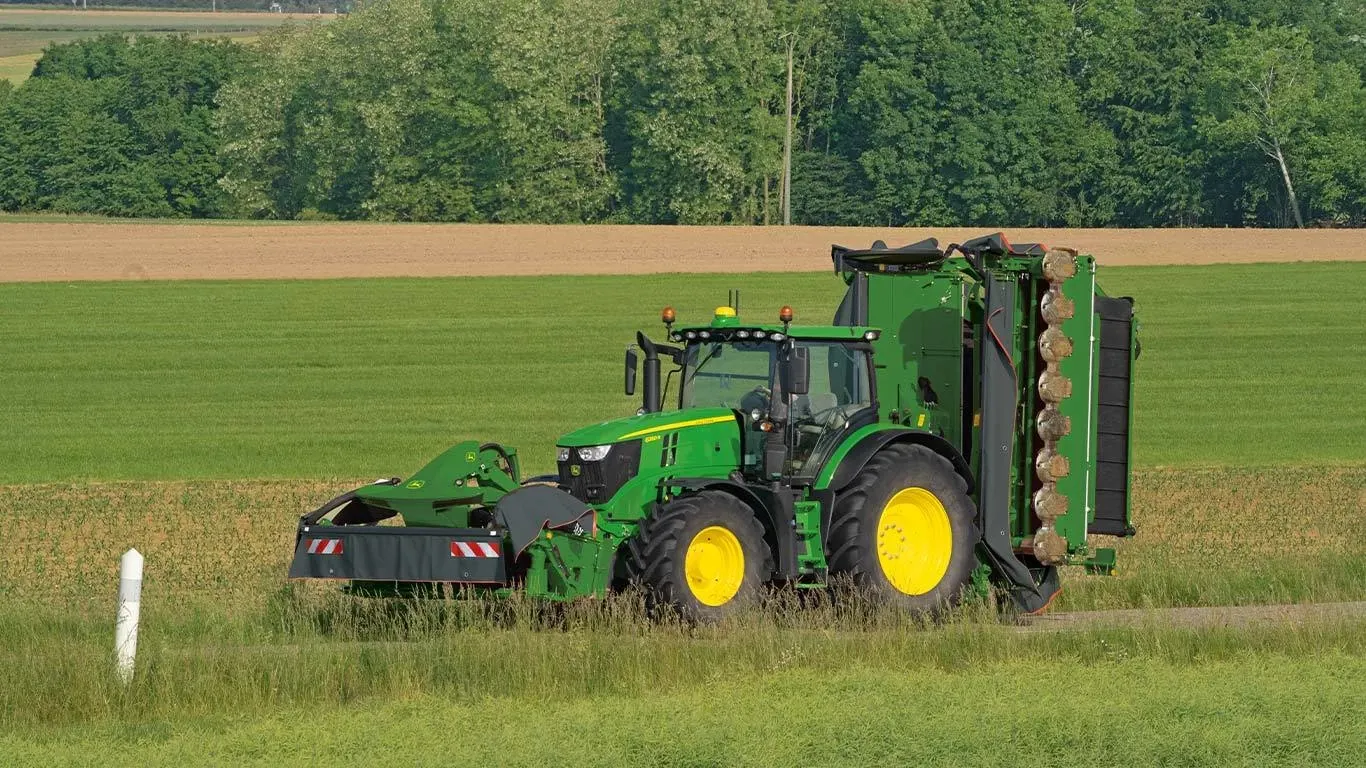 Πλαϊνή όψη του χορτοκοπτικού-δίσκου R930R της John Deere κατά τη μεταφορά