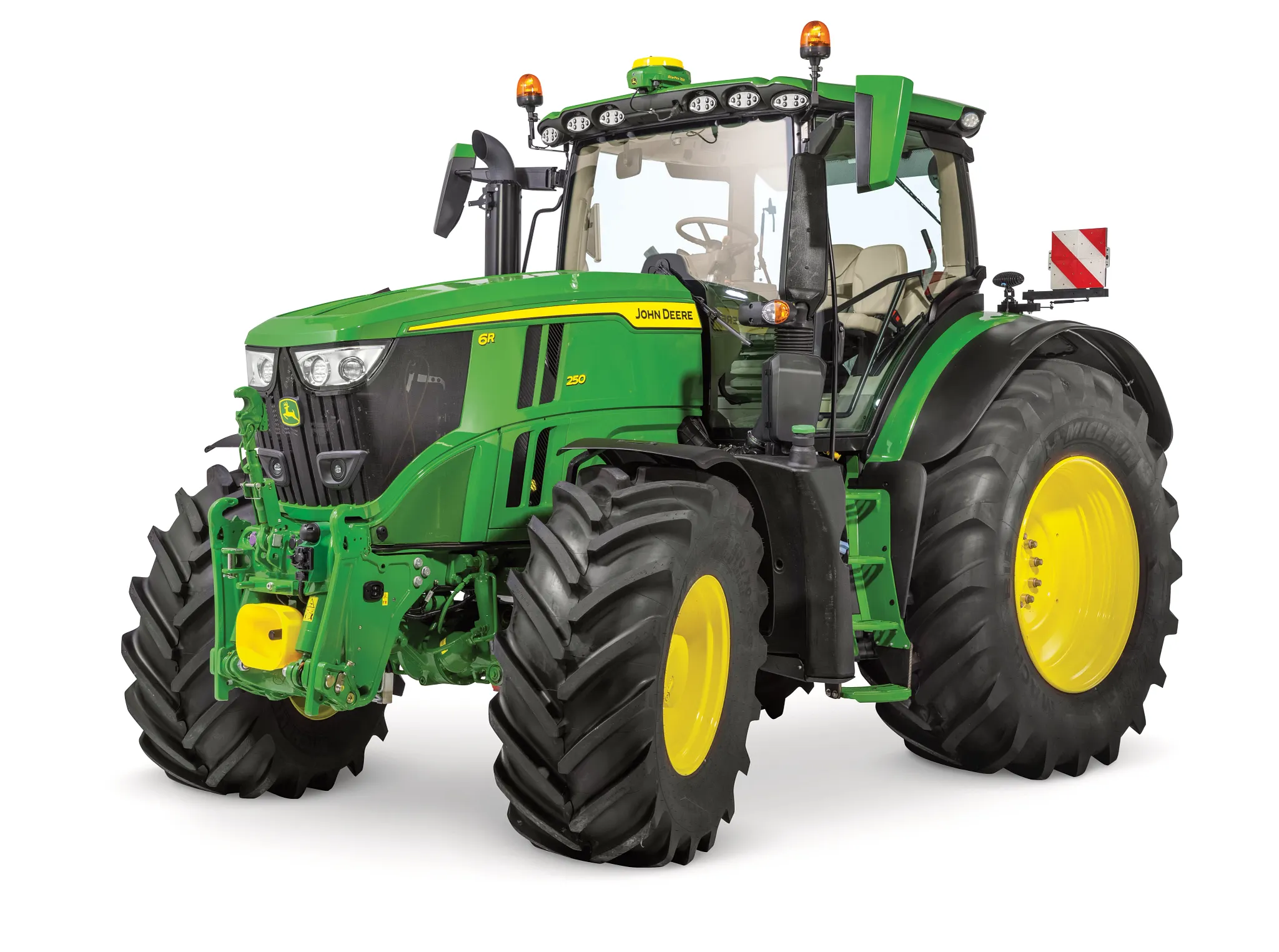 Πράσινο τρακτέρ της John Deere μπροστά αριστερά, με μεγάλα ελαστικά μεγάλου βάθους, μπροστινή σύνδεση και κλειστή καμπίνα σε λευκό φόντο.