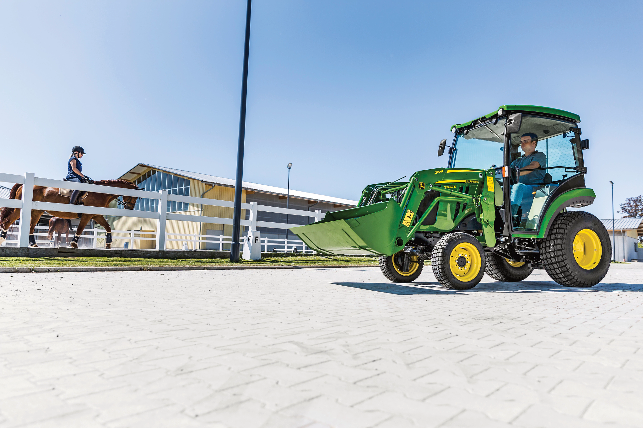 Τρακτέρ μεσαίου μεγέθους γενικής χρήσης 2032R, Ευρεία λήψη δράσης - Αριστερή όψη