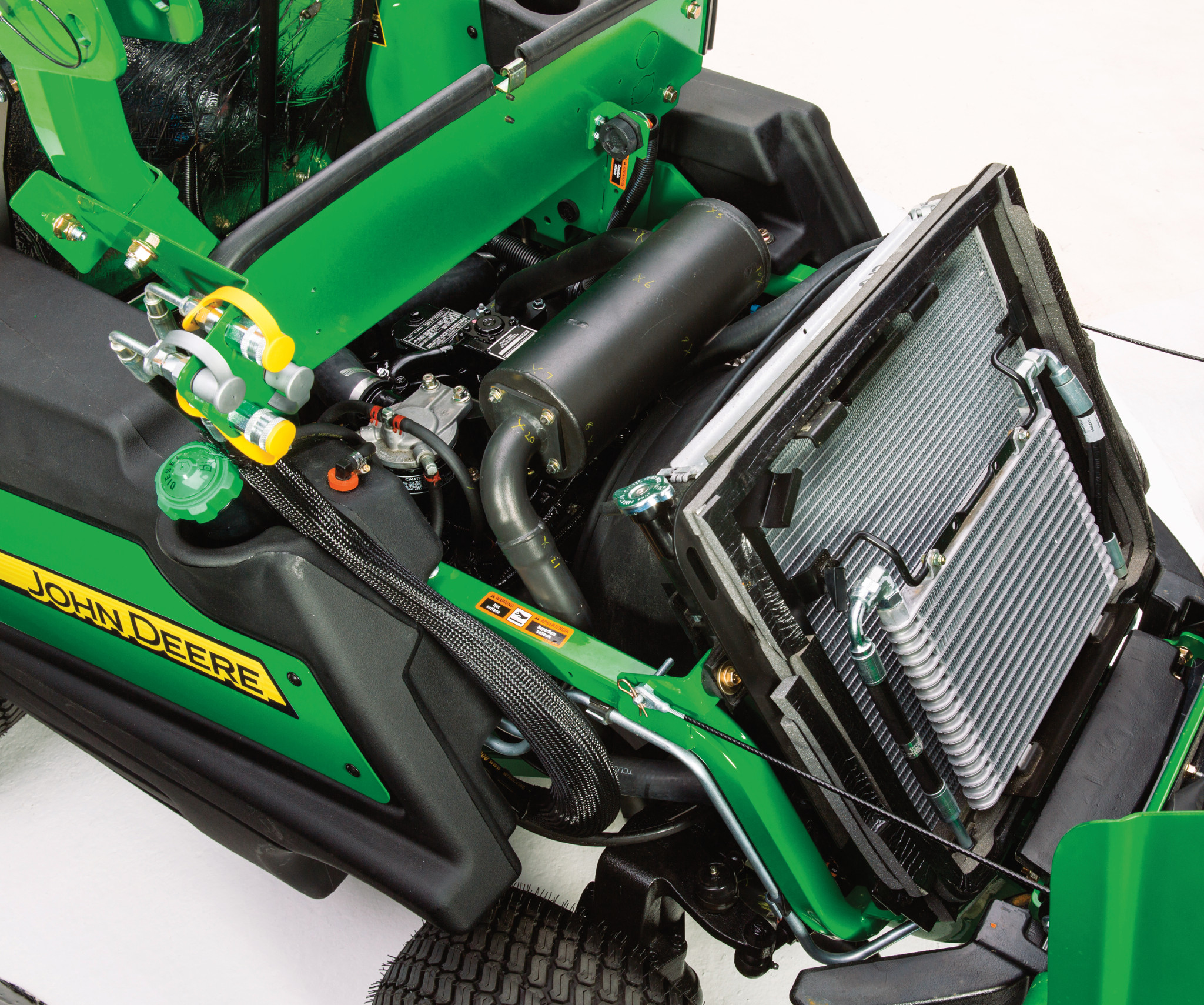 Κοντινό πλάνο Studio μπροστινού περιστροφικού επαγγελματικού χορτοκοπτικού