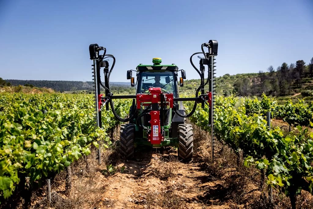 Μπροστινή όψη τρακτέρ 5EN σε αμπελώνα με αναρτημένο εξοπλισμό