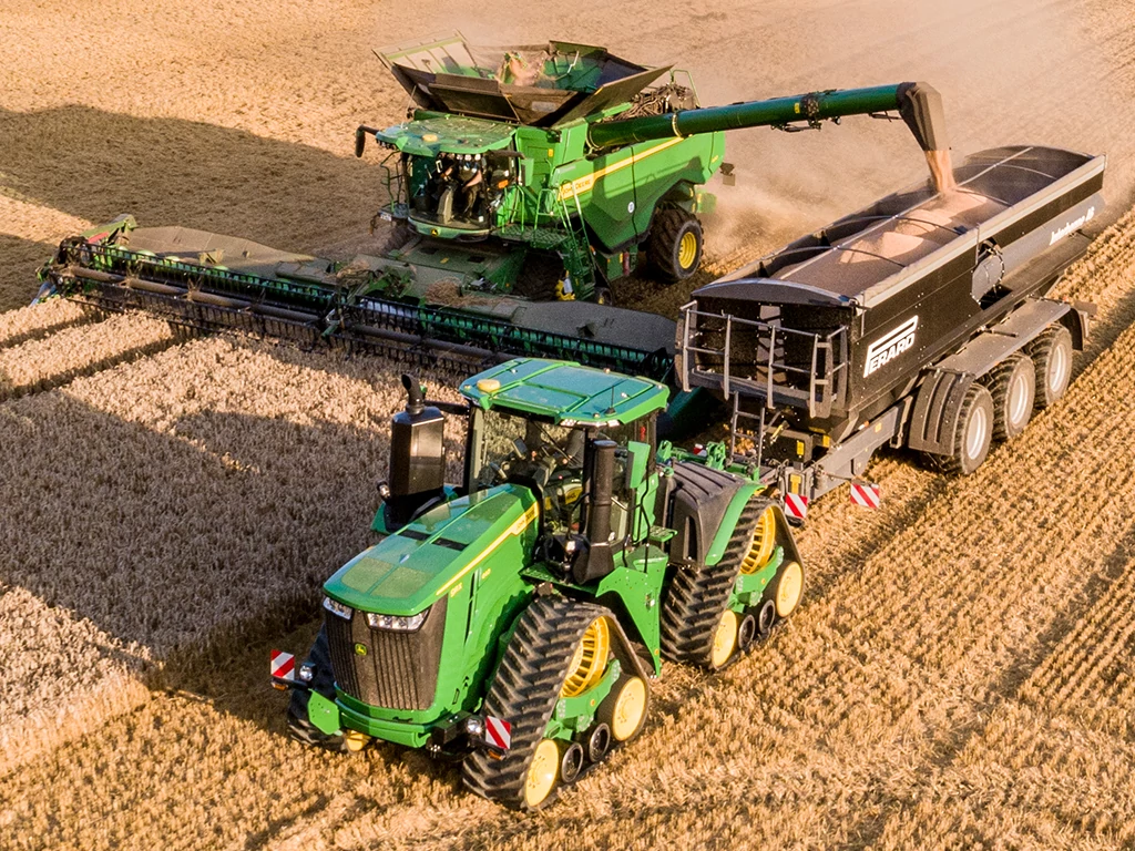 Η θεριζοαλωνιστική μηχανή γεμίζει μια καρότσα σπόρου σε έναν αγρό