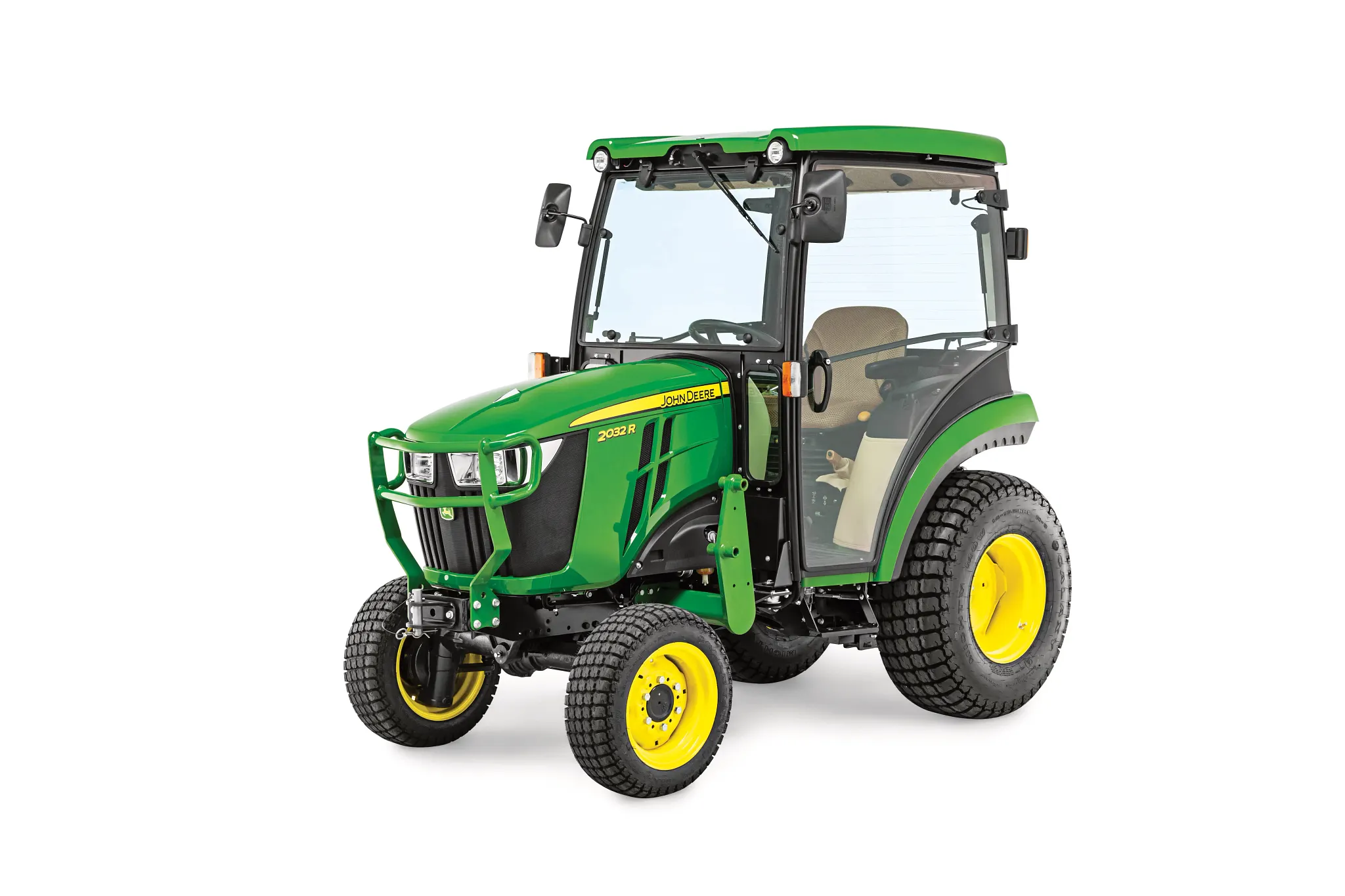 Τρακτέρ μεσαίου μεγέθους John Deere 2032R με καμπίνα, σε λευκό φόντο, σε απεικόνιση από την μπροστινή αριστερή γωνία