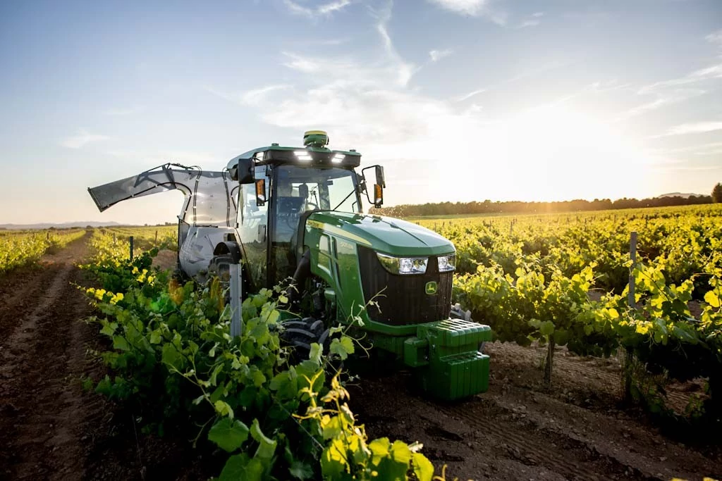 5EN τρακτέρ σε αμπελώνα κατά τη διάρκεια του ηλιοβασιλέματος