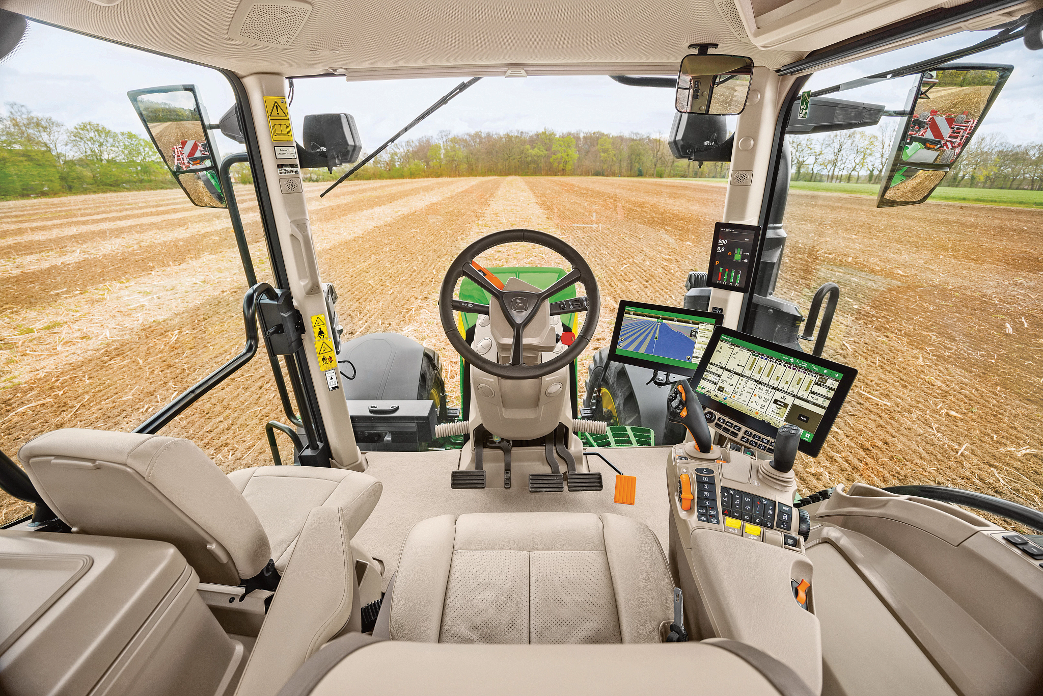 Όψη αγρού από το εσωτερικό της καμπίνας ενός τρακτέρ της σειράς 7R