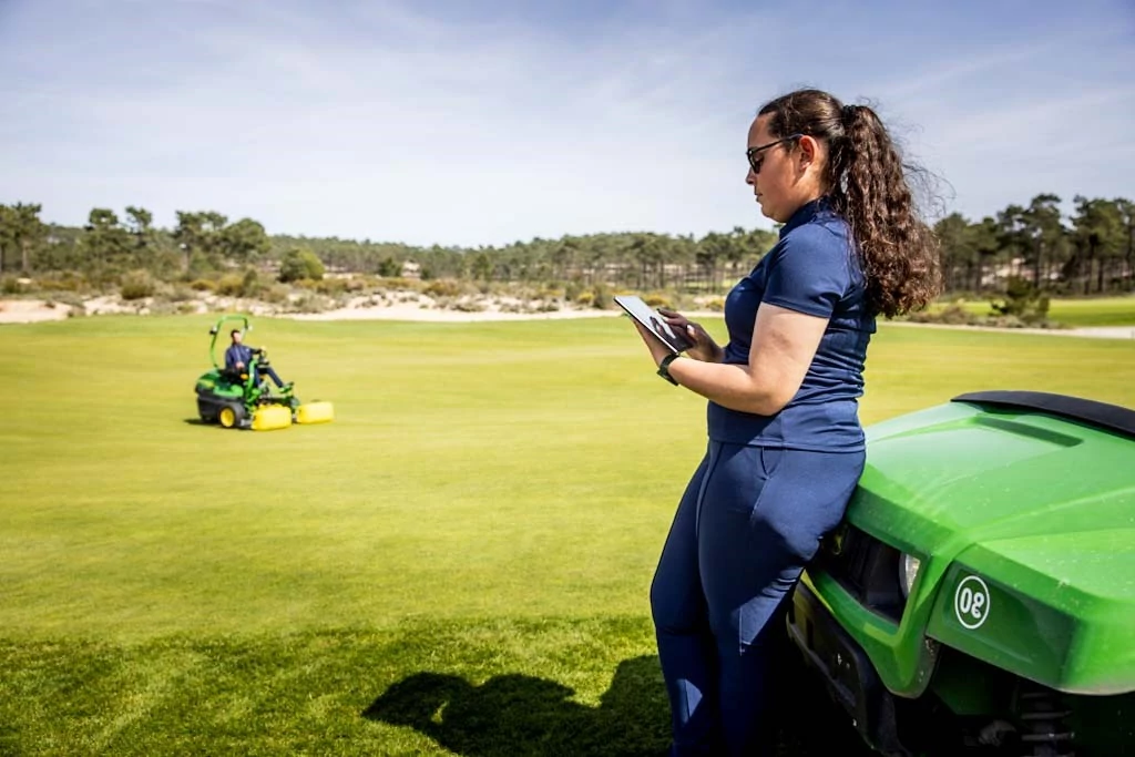 Συνδεσιμότητα JDLink™ ηλεκτρικού τριπλού χορτοκοπτικού E-Cut