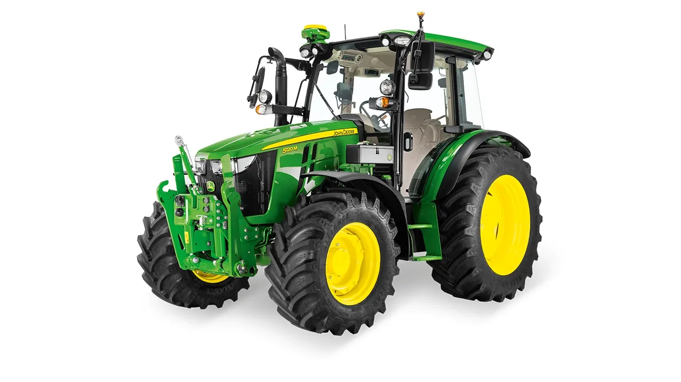 Τρακτέρ με καμπίνα της John Deere σε πράσινο και κίτρινο χρώμα, σε απεικόνιση από τη γωνία μπροστά αριστερά με μπροστινή συνδετική διάταξη σε λευκό φόντο.