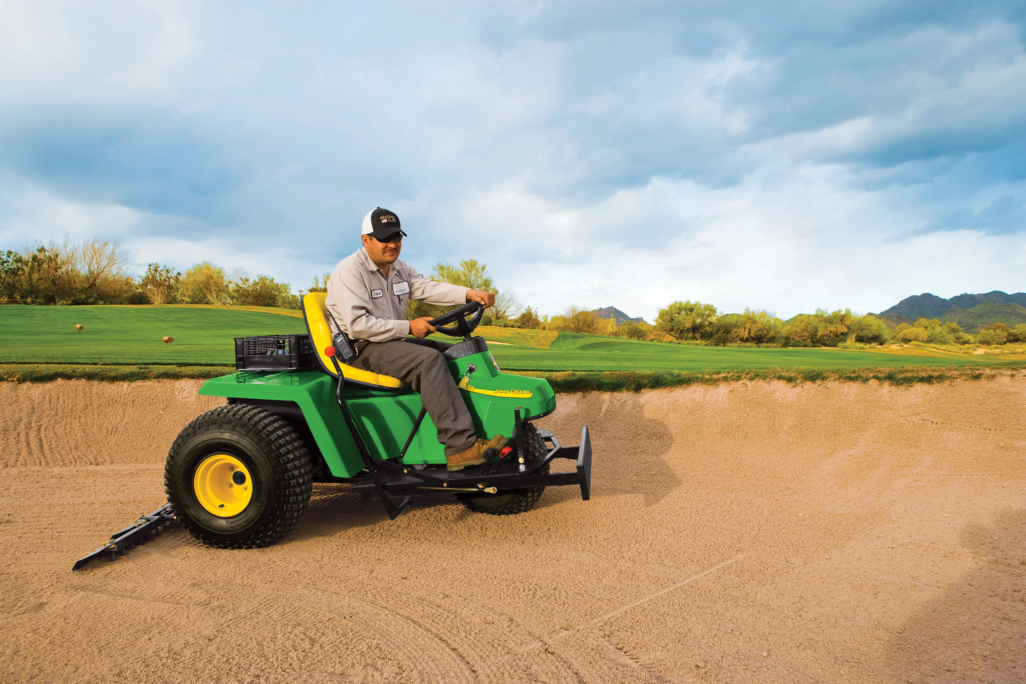 Αγρός, εύκολος χειρισμός, Στο 1200A, επιλέγετε πορεία εμπρός ή όπισθεν με το αριστερό σας πόδι και εφαρμόζετε το δισκόφρενο του πίσω άξονα μετάδοσης με το δεξί σας πόδι. Και τα δύο πεντάλ είναι τοποθετημένα σε βολική βάση στα υποπόδια, έτσι δεν χρειάζεται να τεντώνεστε ή να κοιτάζετε κάτω