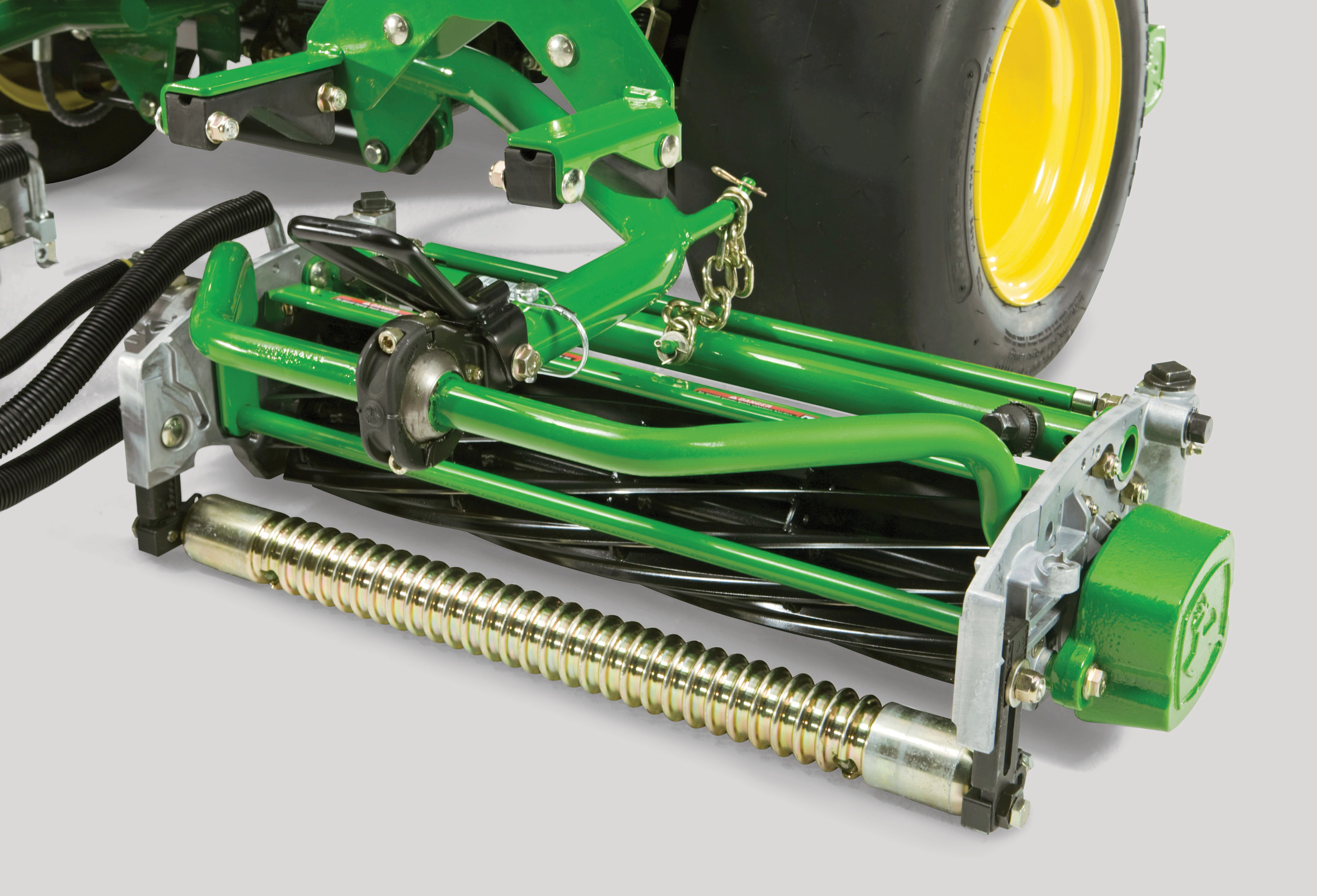 Κοντινό πλάνο τριπλού χλοοκοπτικού PRECISIONCUT 2550 στο στούντιο