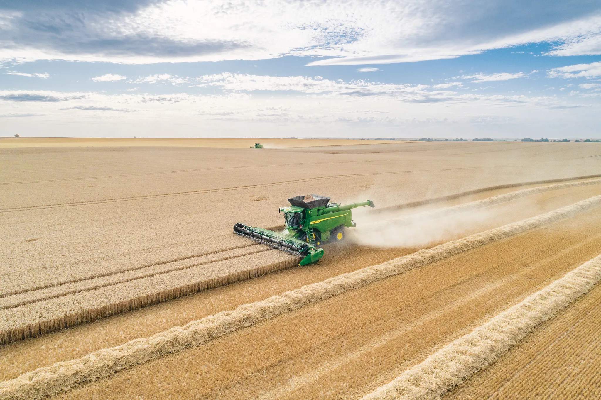 Θεριζοαλωνιστική John Deere σε αγρό