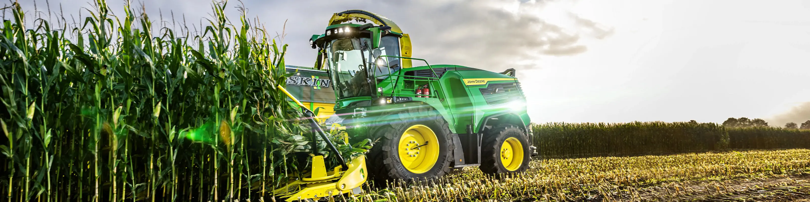 Εξοπλισμός σανού και χορτονομής John Deere