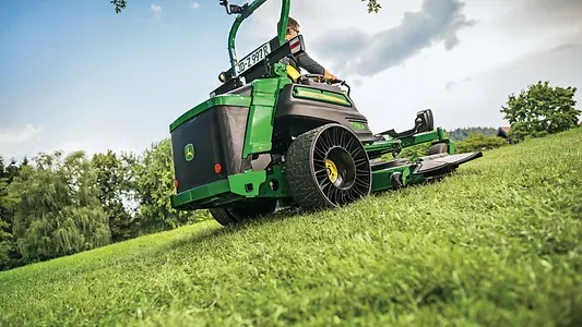Επαγγελματικό χλοοκοπτικό μηδενικής ακτίνας στροφής John Deere