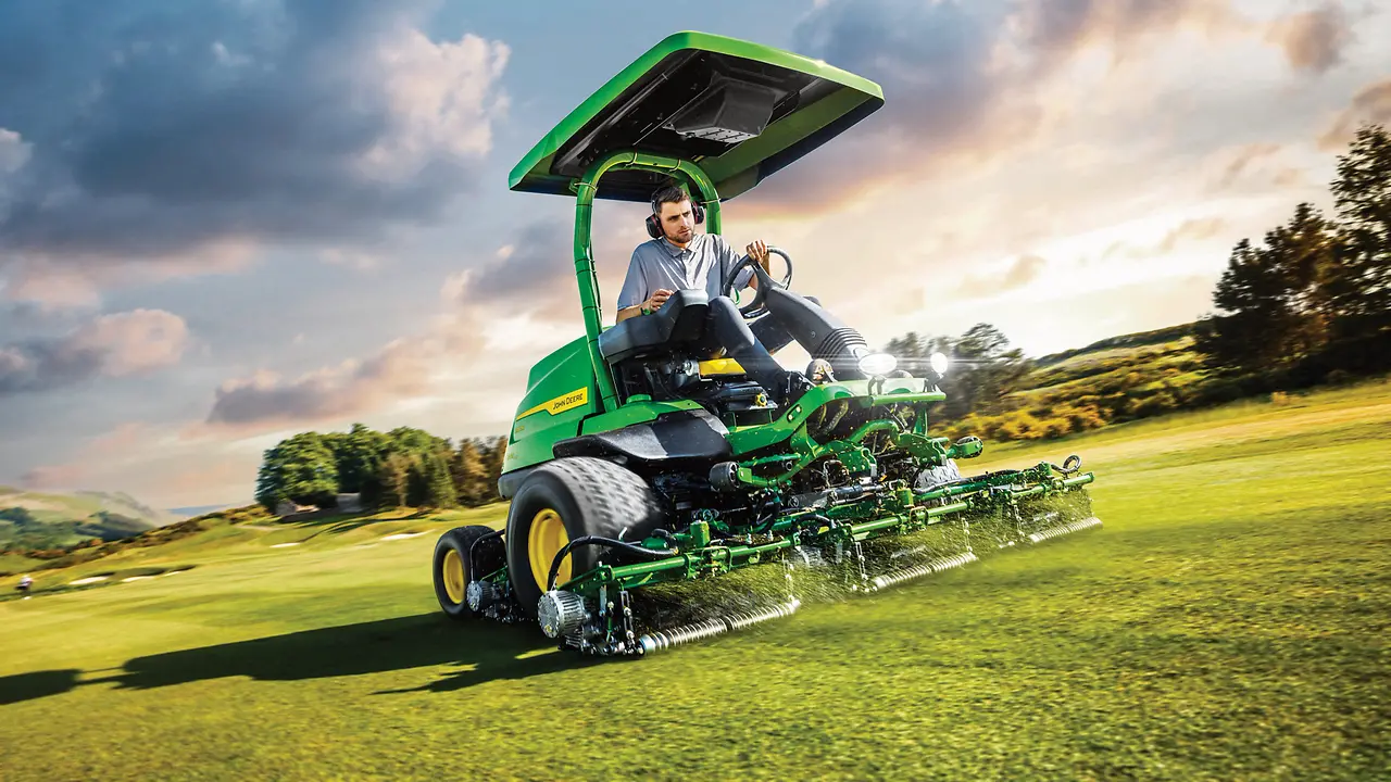 Χλοοκοπτικό John Deere σε γήπεδο γκολφ