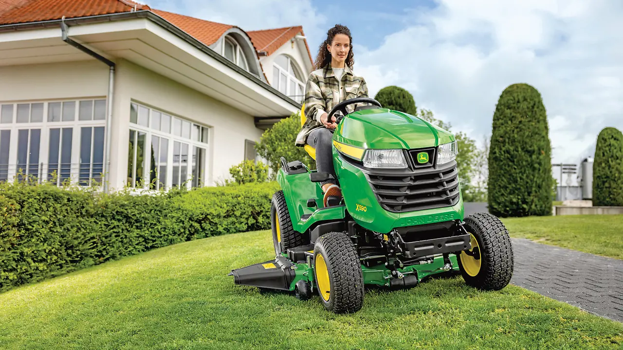 Χλοοκοπτικό John Deere σε κήπο κατοικίας