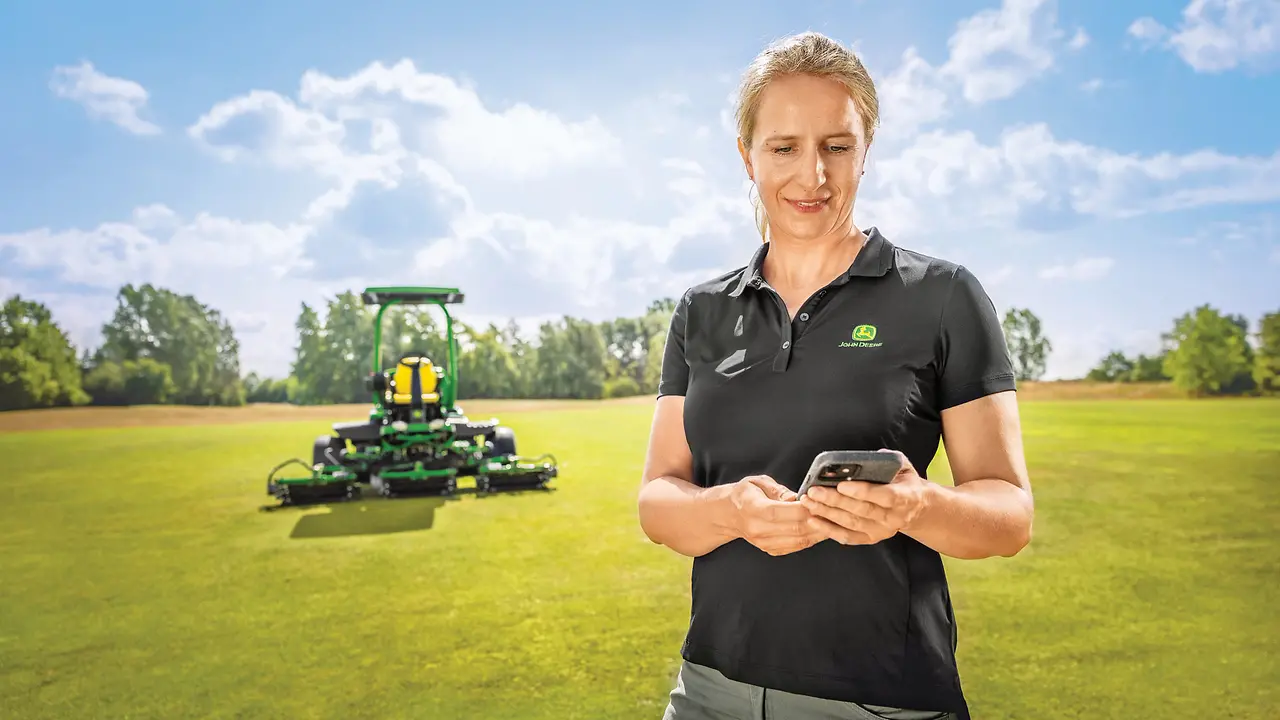 Χειριστής που παρακολουθεί μηχάνημα χλοοτάπητα από κινητό