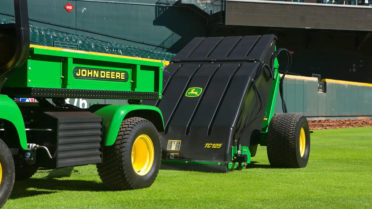 Εξοπλισμός αθλητικού χλοοτάπητα John Deere