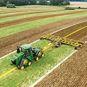 Καθοδήγηση John Deere σε καλλιεργημένο χωράφι