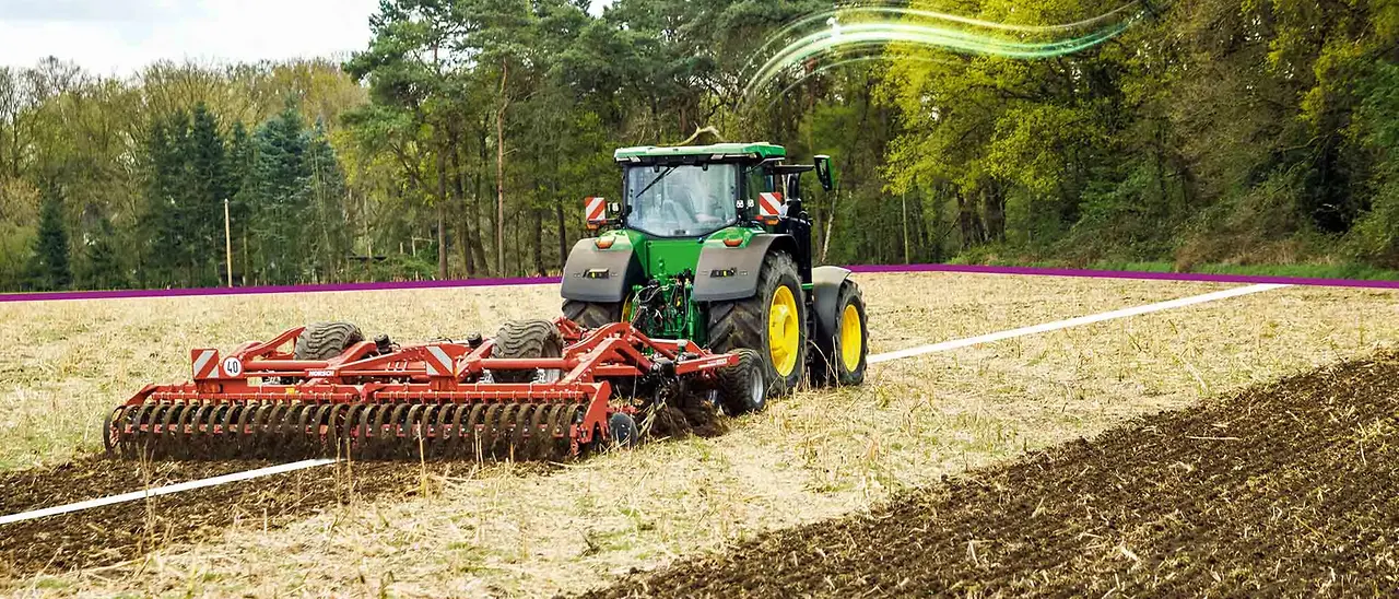 Στάδιο προετοιμασίας με τρακτέρ στο χωράφι
