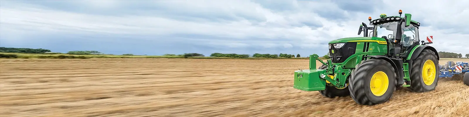 Τρακτέρ John Deere σε πράσινο χωράφι