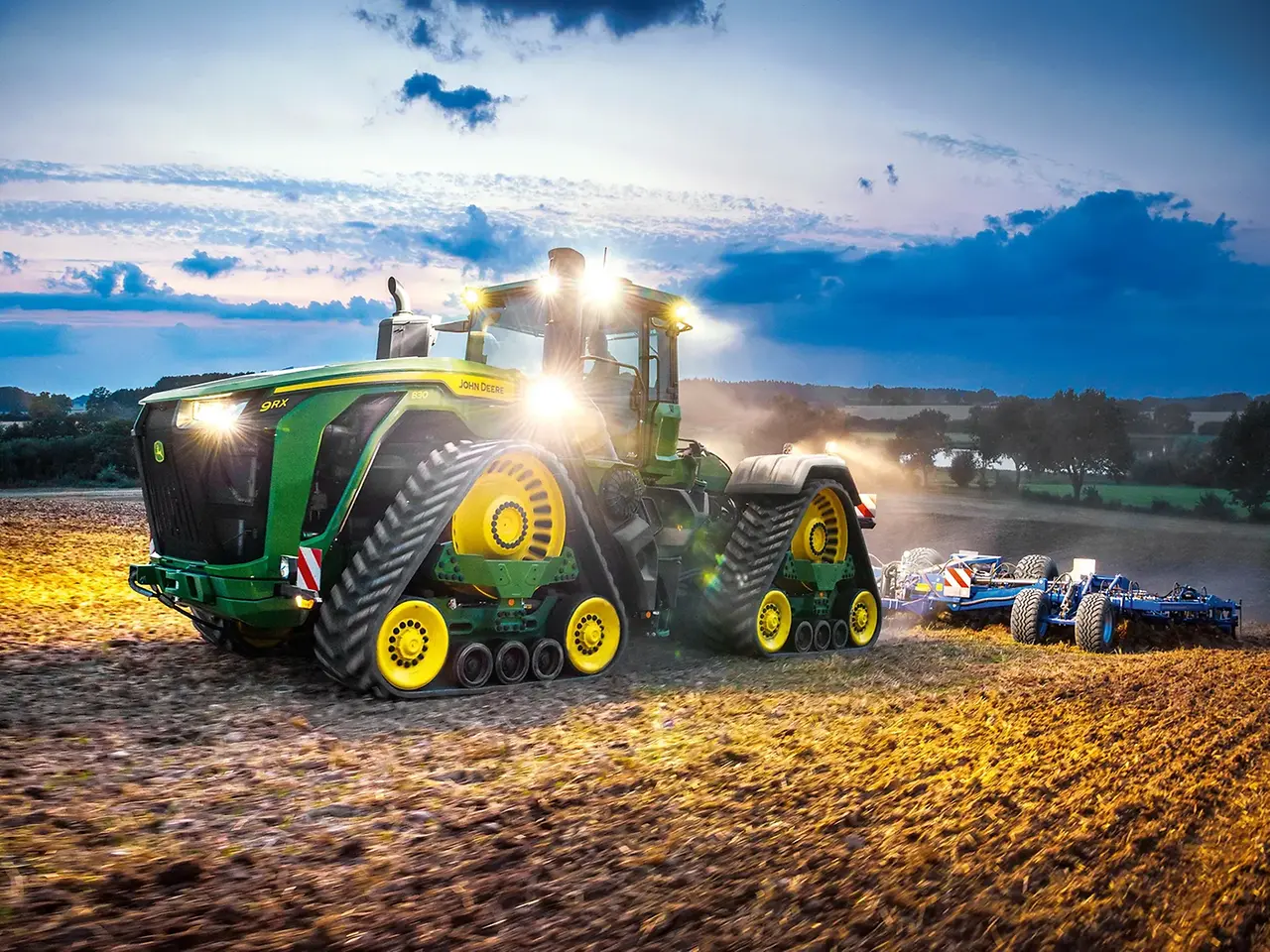 Μεγάλο τρακτέρ John Deere σε αγρό