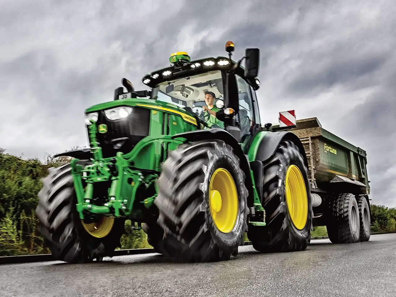 Τρακτέρ John Deere σε επαρχιακό δρόμο