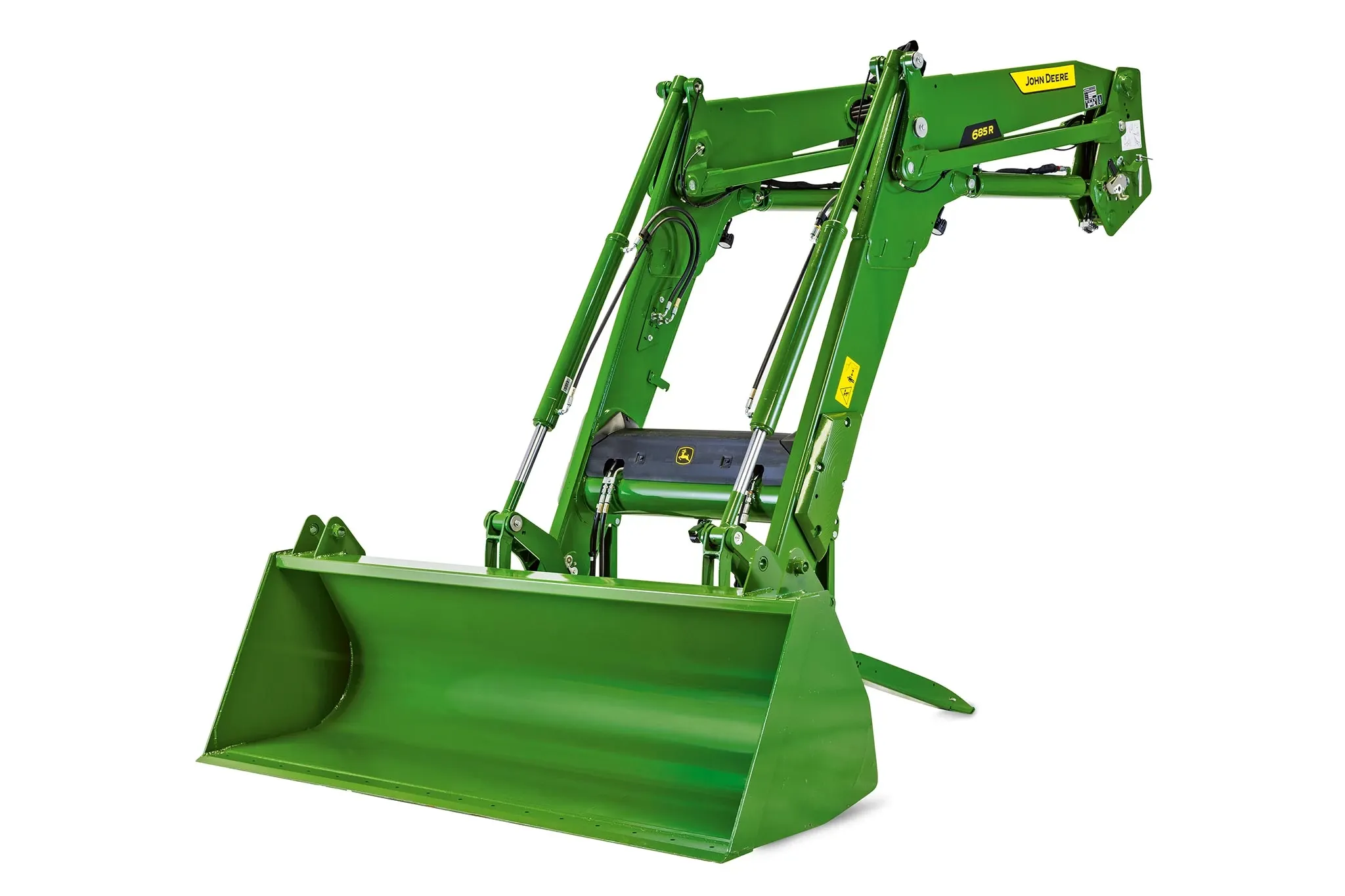 Πράσινο τρακτέρ John Deere με ανυψωμένο μπροστινό φορτωτή, σε λευκό φόντο για προβολή λεπτομερειών γεωργικού εξοπλισμού.