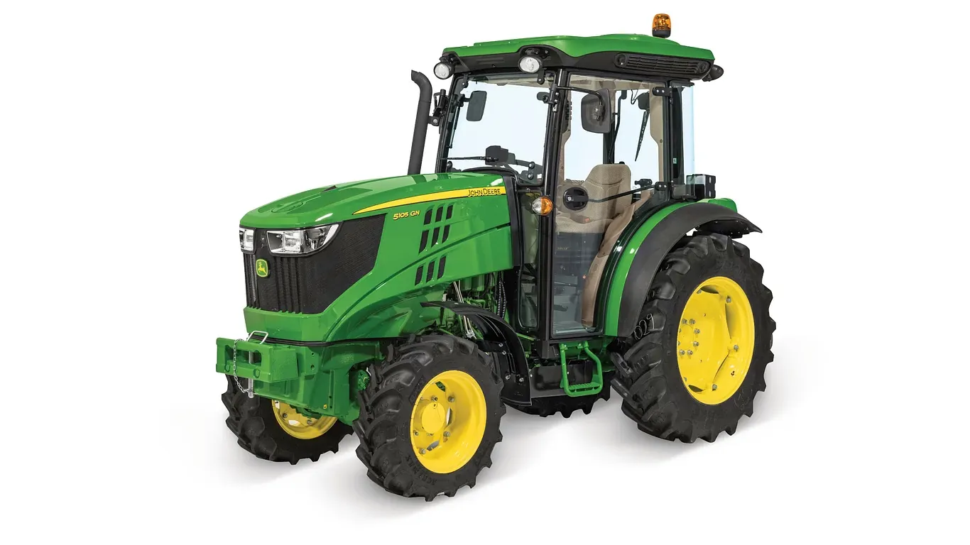 Τρακτέρ μεσαίου μεγέθους της John Deere με καμπίνα, πράσινο και κίτρινο σχέδιο, σε λευκό φόντο, από μπροστά δεξιά γωνία