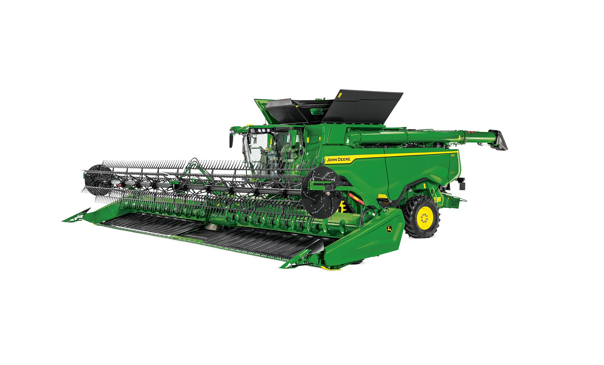 Θεριζοαλωνιστική John Deere με φαρδιά κεφαλή κοπής και ανοιχτή δεξαμενή σπόρου, σε καθαρή πλαϊνή όψη σε λευκό χρώμα.