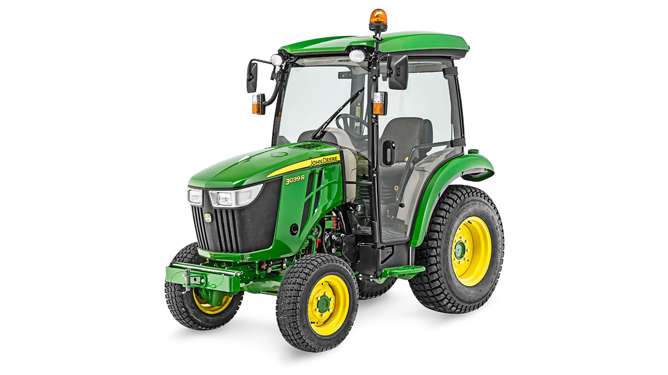Τρακτέρ μεσαίου μεγέθους John Deere 3038R με καμπίνα, σε λευκό φόντο, σε απεικόνιση από την μπροστινή αριστερή γωνία