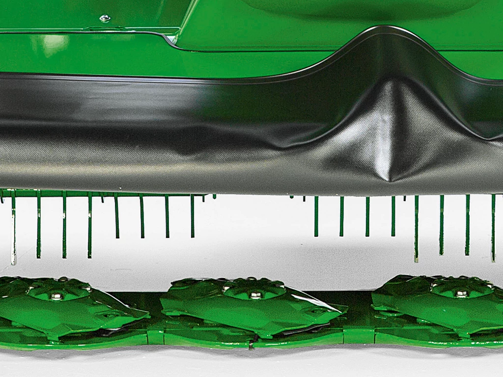 Το πίσω τριπλό χορτοκοπτικό John Deere R930R με φαρδιά μπάρα κοπής και προστατευτική ποδιά φαίνεται στο πλάι σε λευκό φόντο.
