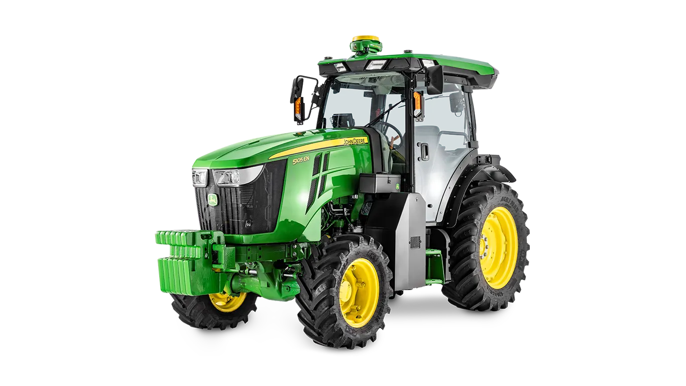 Τρακτέρ John Deere με καμπίνα και μπροστινά αντίβαρα, πράσινο και κίτρινο σχέδιο, σε λευκό φόντο, από την μπροστινή αριστερή γωνία.