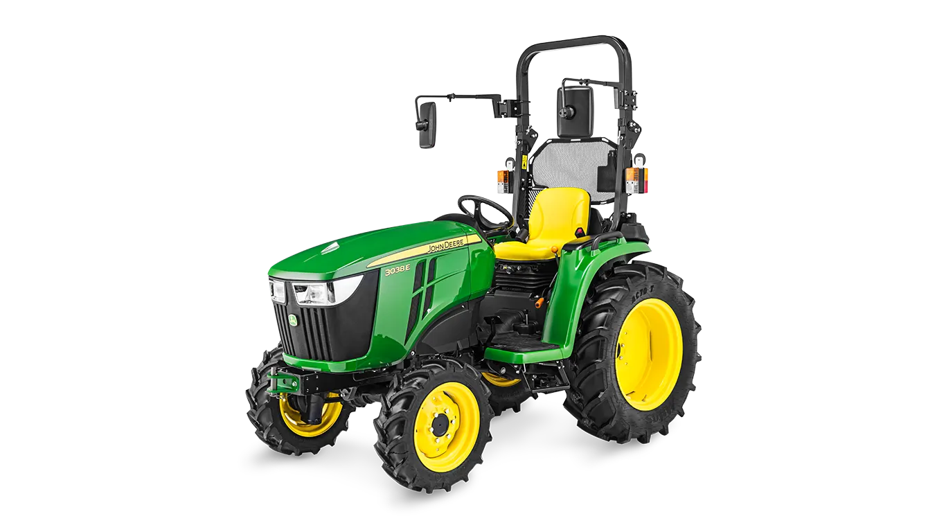 John Deere 3038E Kompakttraktor mit defer Fahrplattform, aus vorderer linker Perspektive auf weiβ em Hintergrund