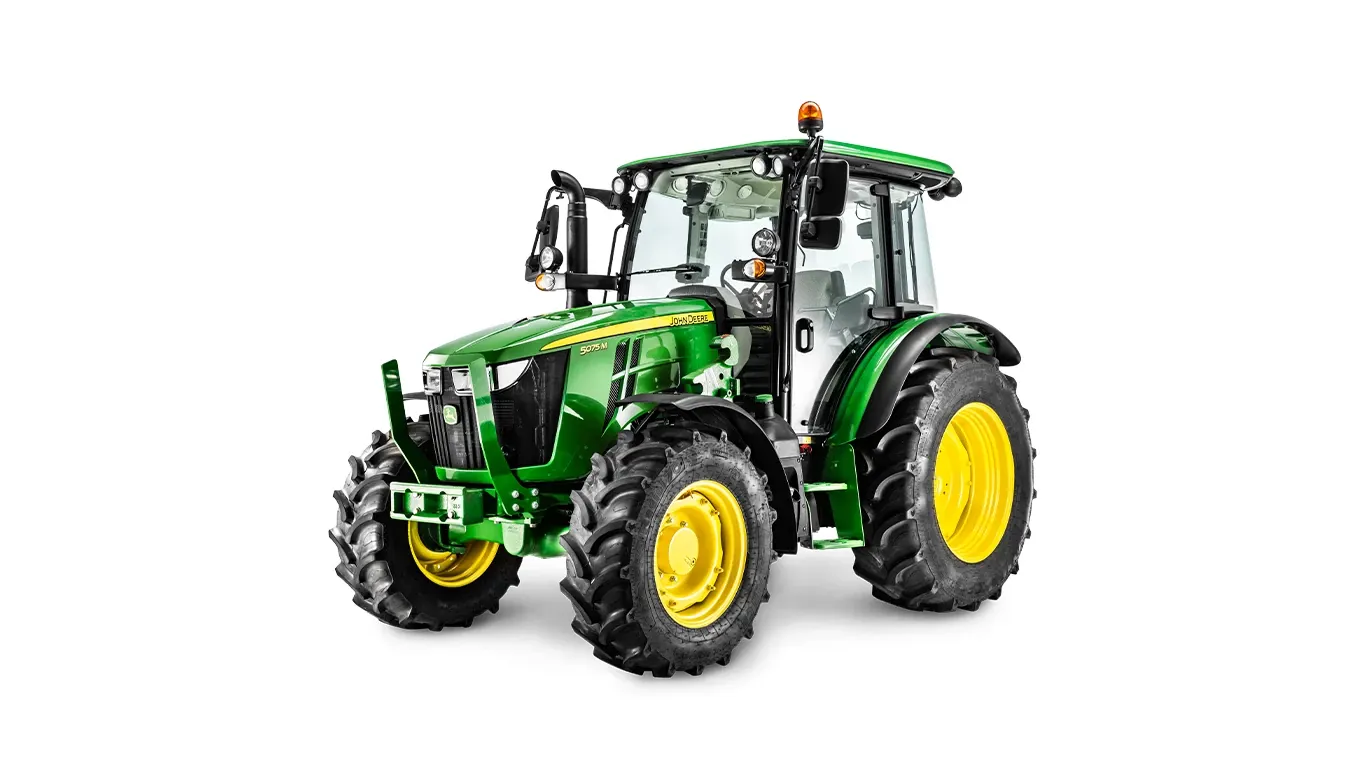 Τρακτέρ John Deere με καμπίνα, πράσινο και κίτρινο σχέδιο, σε λευκό φόντο, από την μπροστινή αριστερή γωνία