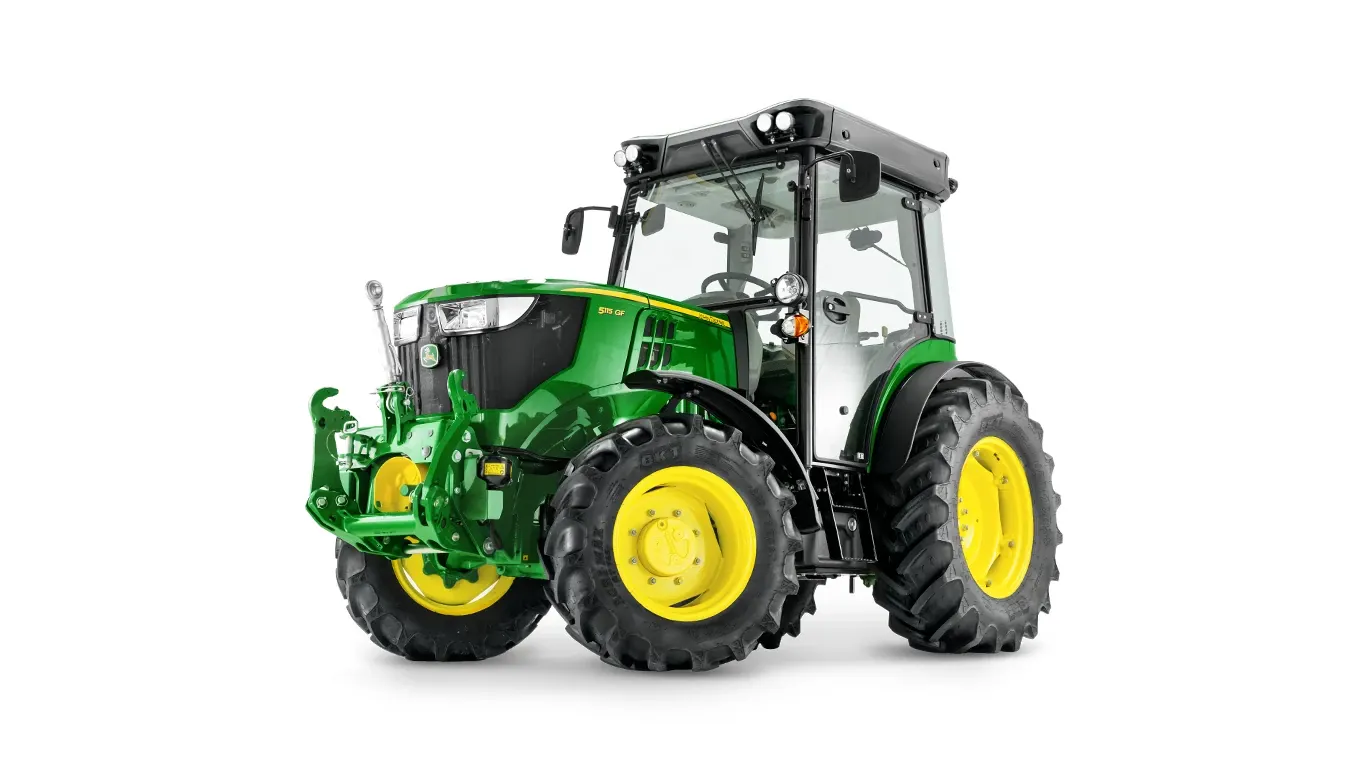 Τρακτέρ με καμπίνα της John Deere σε πράσινο και κίτρινο χρώμα, σε απεικόνιση από τη γωνία μπροστά αριστερά με μπροστινή συνδετική διάταξη σε λευκό φόντο.