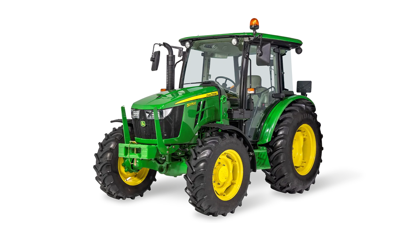 Τρακτέρ γενικής χρήσης John Deere 5075E με κλειστή καμπίνα σε απεικόνιση υπό γωνία μπροστά-δεξιά σε λευκό φόντο, εξοπλισμένο με γεωργικά ελαστικά.