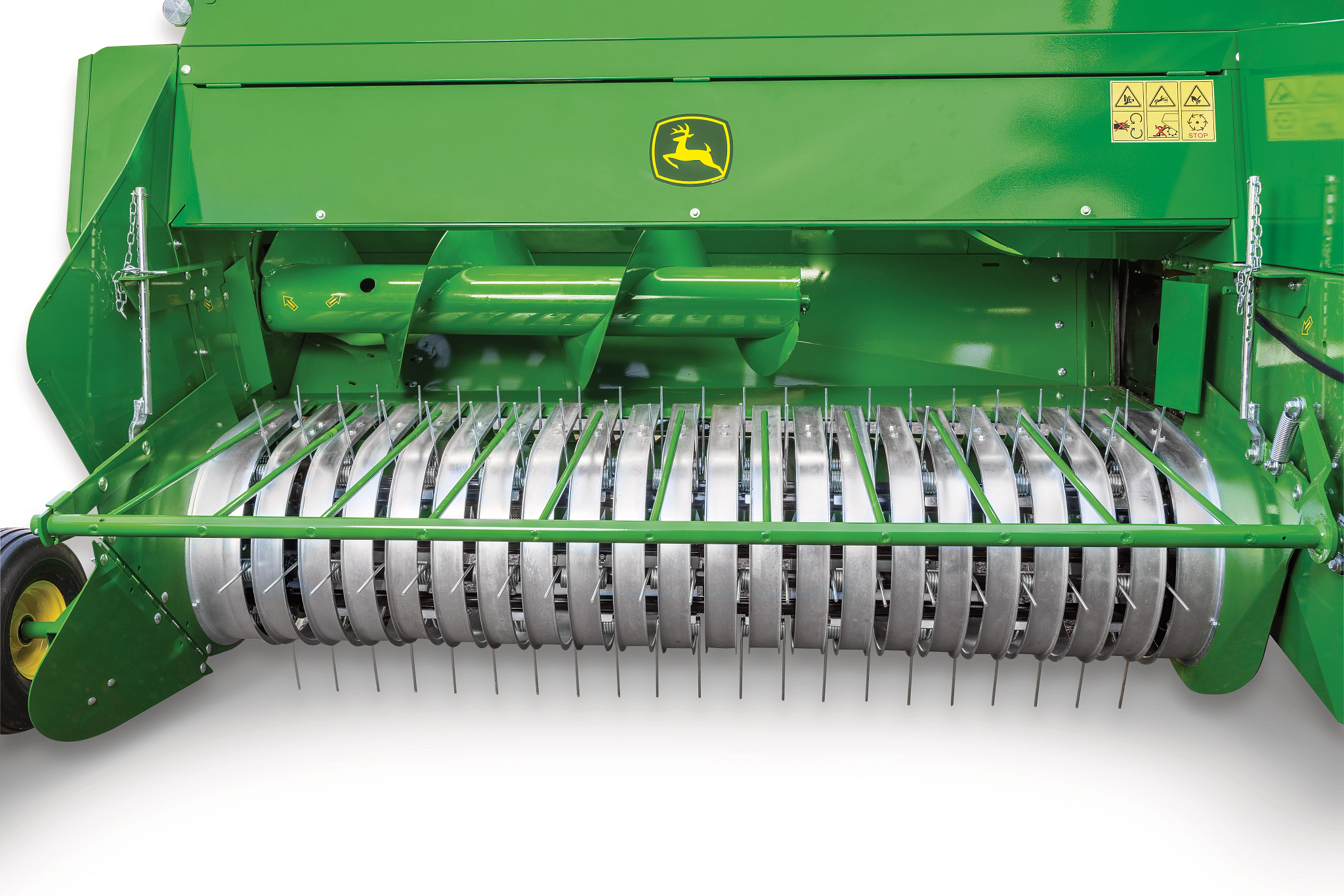 Κοντινό πλάνο συλλέκτη χορτοδετικού John Deere με ανέμη δοντιών και σύστημα τροφοδοσίας κοχλία, σε λευκό φόντο, σε μπροστινή όψη.