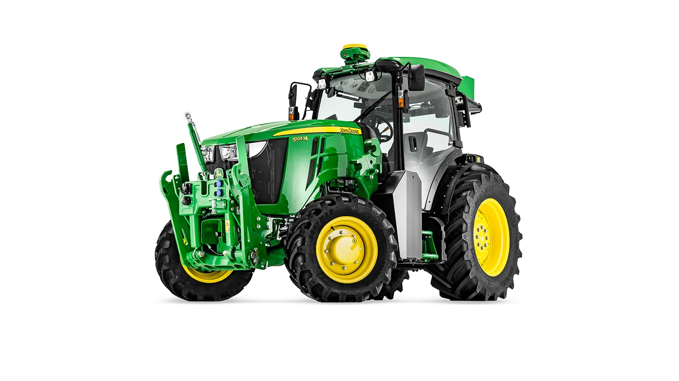 Τρακτέρ με καμπίνα της John Deere σε πράσινο και κίτρινο χρώμα, σε απεικόνιση από τη γωνία μπροστά αριστερά με μπροστινή συνδετική διάταξη σε λευκό φόντο.