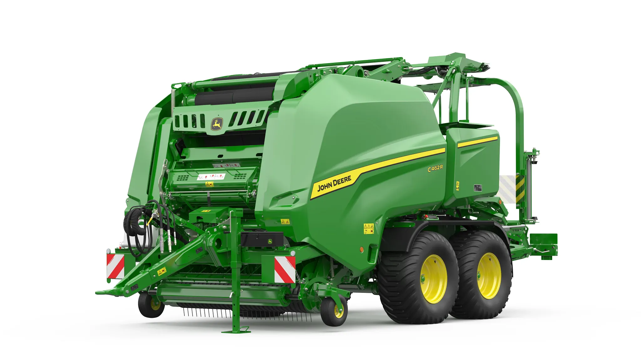 Χορτοδετικό κυλινδρικών δεμάτων John Deere C462R με ανοιχτό συλλέκτη και ορατό σύστημα τροφοδοσίας σε πλαϊνή γωνία σε λευκό φόντο