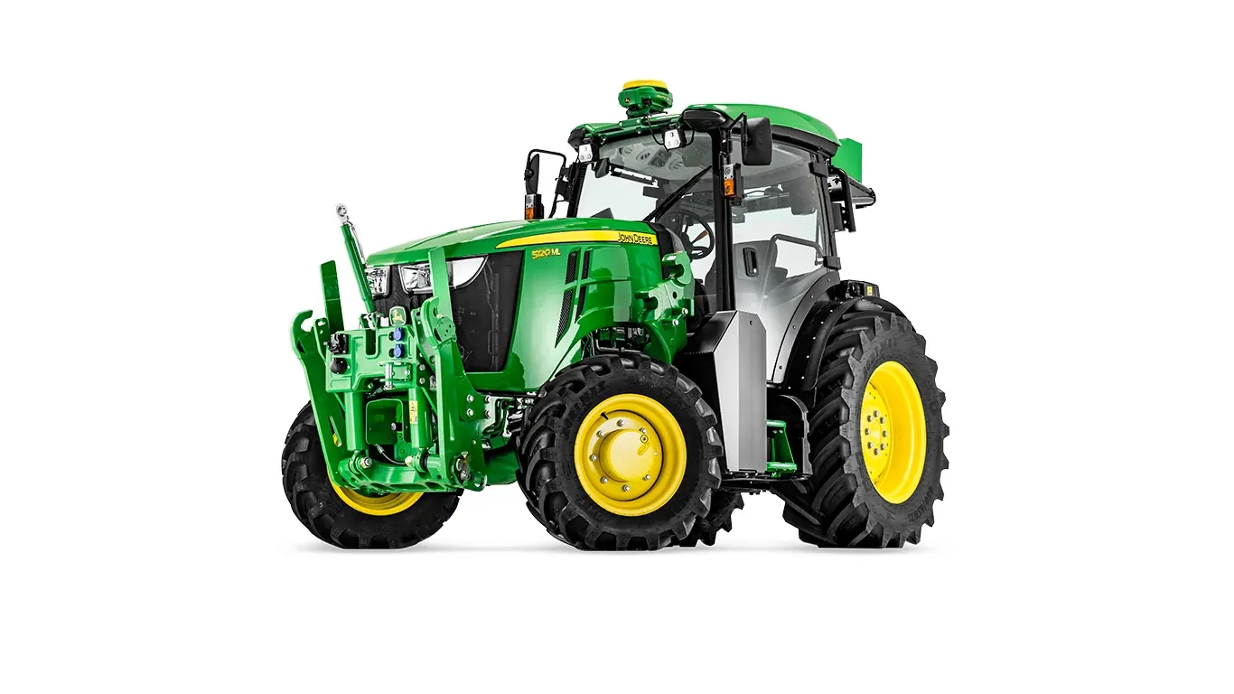 Τρακτέρ με καμπίνα John Deere σε πράσινο και κίτρινο χρώμα, σε απεικόνιση υπό γωνία εμπρός-αριστερά με μπροστινή συνδετική διάταξη σε λευκό φόντο