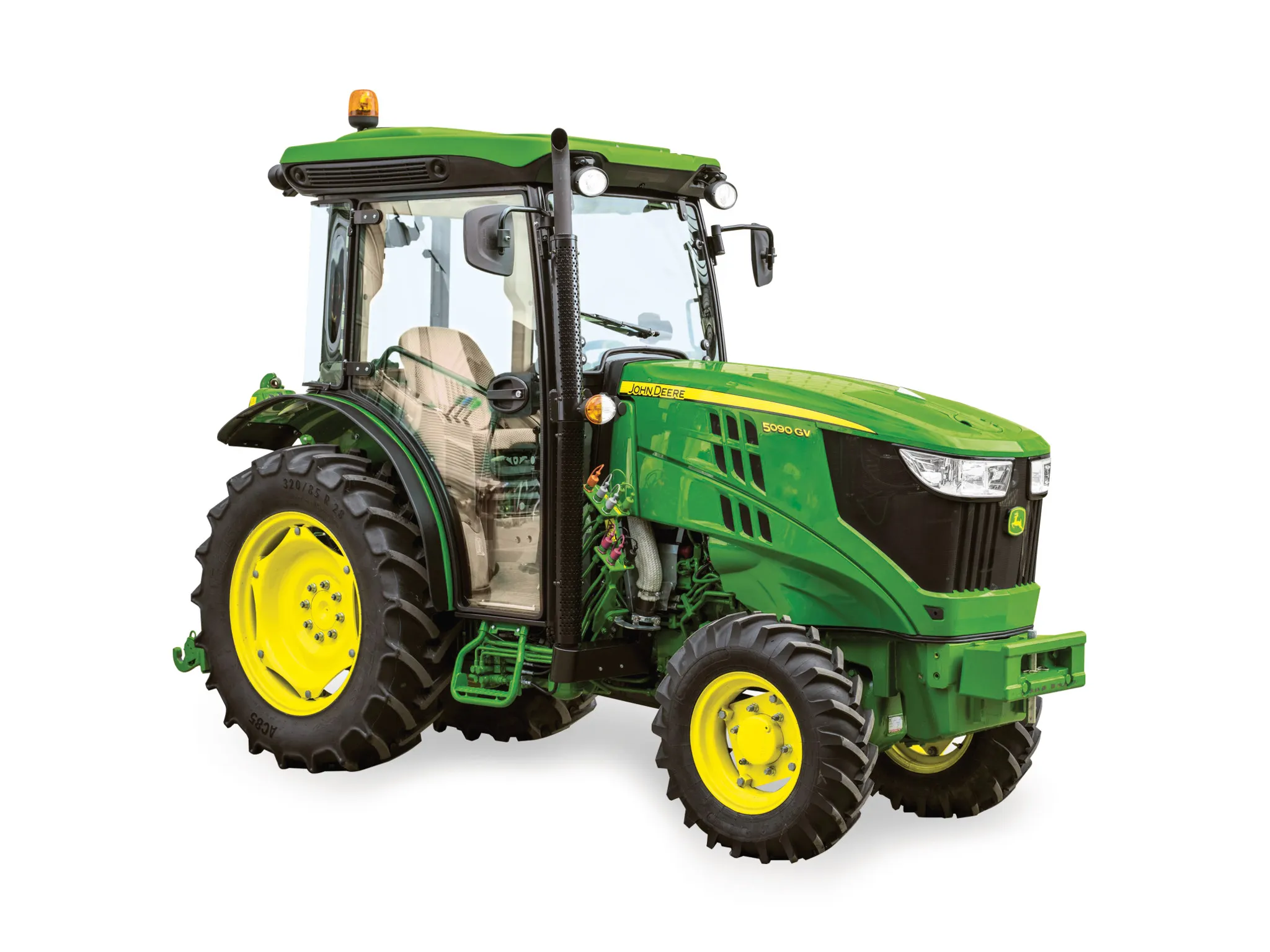 Τρακτέρ μεσαίου μεγέθους της John Deere με καμπίνα, πράσινο και κίτρινο σχέδιο, σε λευκό φόντο, από την μπροστινή αριστερή γωνία.
