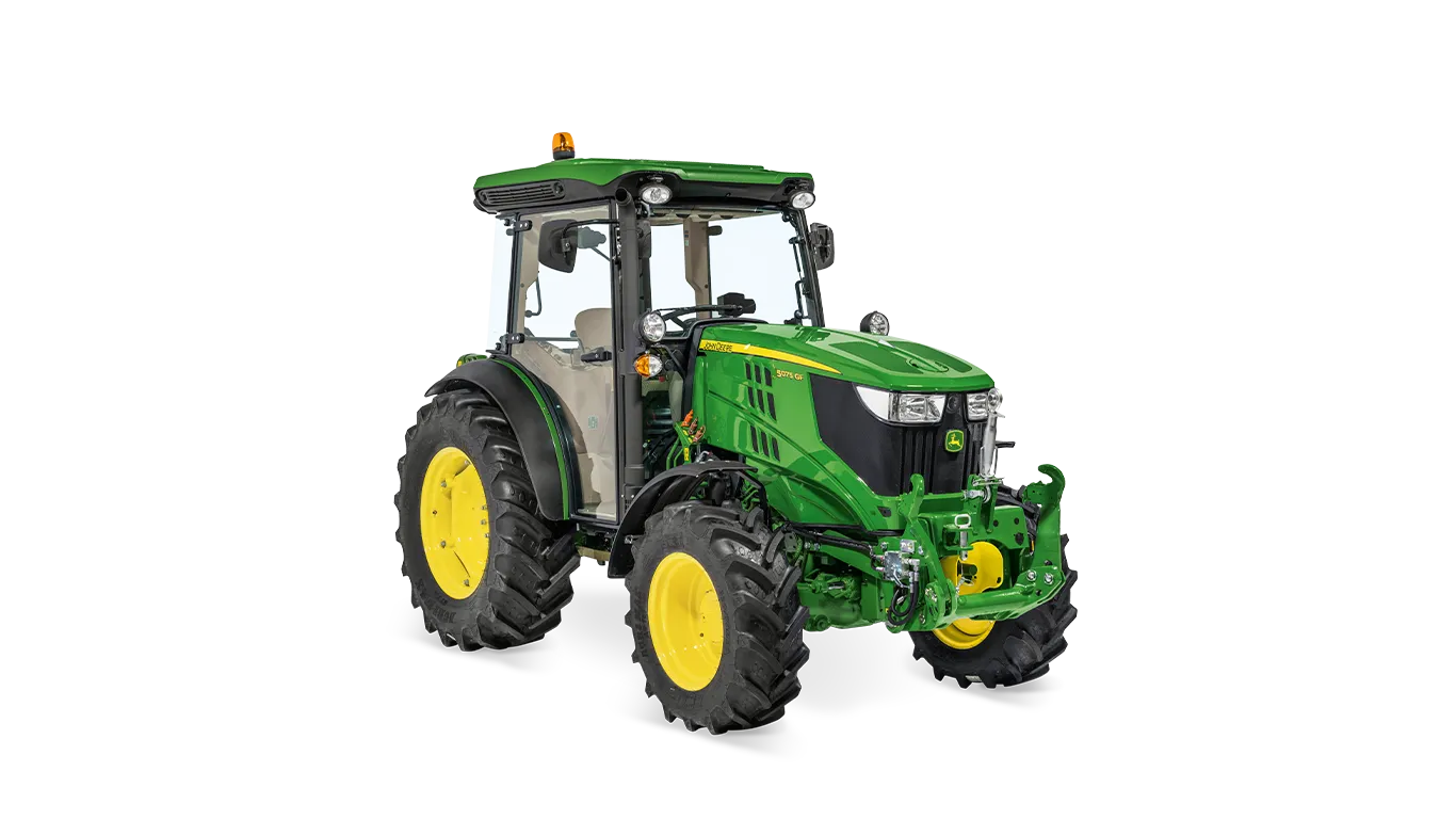 Τρακτέρ μεσαίου μεγέθους της John Deere με καμπίνα, πράσινο και κίτρινο σχέδιο, σε λευκό φόντο, από την μπροστινή αριστερή γωνία