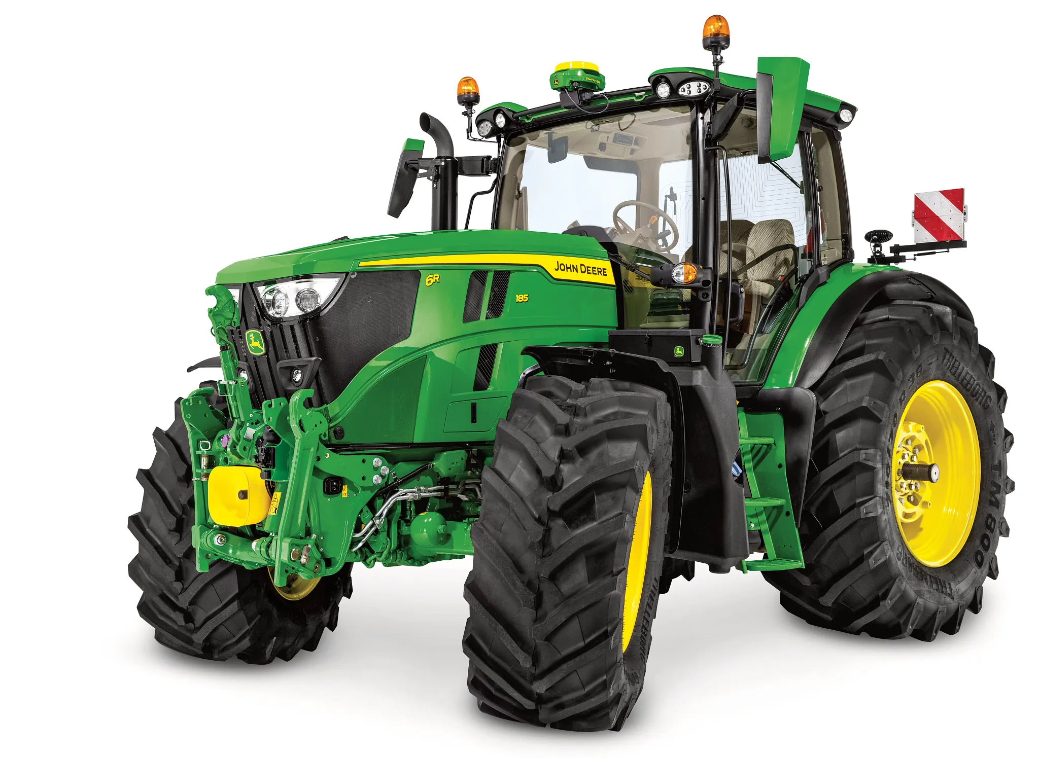 Πράσινο γεωργικό τρακτέρ της John Deere με ελαστικά μεγάλου βάθους, μπροστινό σύστημα ζεύξης και φωτισμό καμπίνας σε λευκό φόντο.