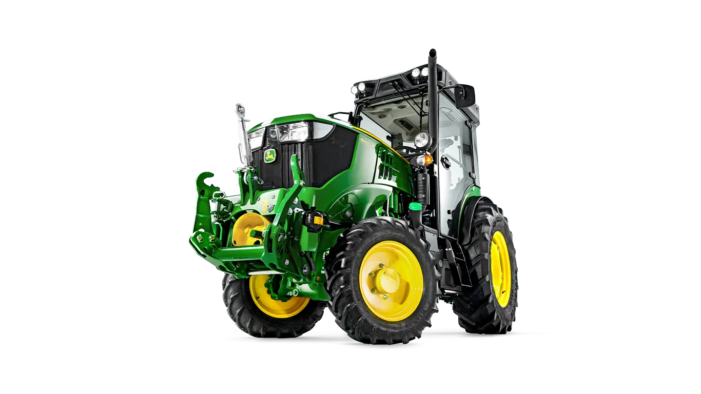 Τρακτέρ John Deere με καμπίνα, πράσινο και κίτρινο σχέδιο, από χαμηλή μπροστινή-αριστερή γωνία σε λευκό φόντο