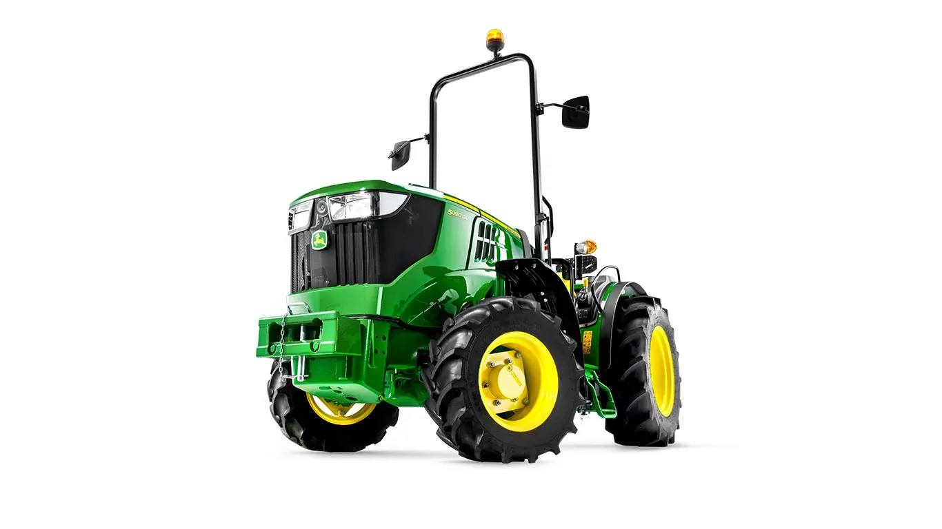 Τρακτέρ John Deere με ανοιχτή εξέδρα χειριστή, πράσινο και κίτρινο σχέδιο, από χαμηλή μπροστινή αριστερή γωνία σε λευκό φόντο.