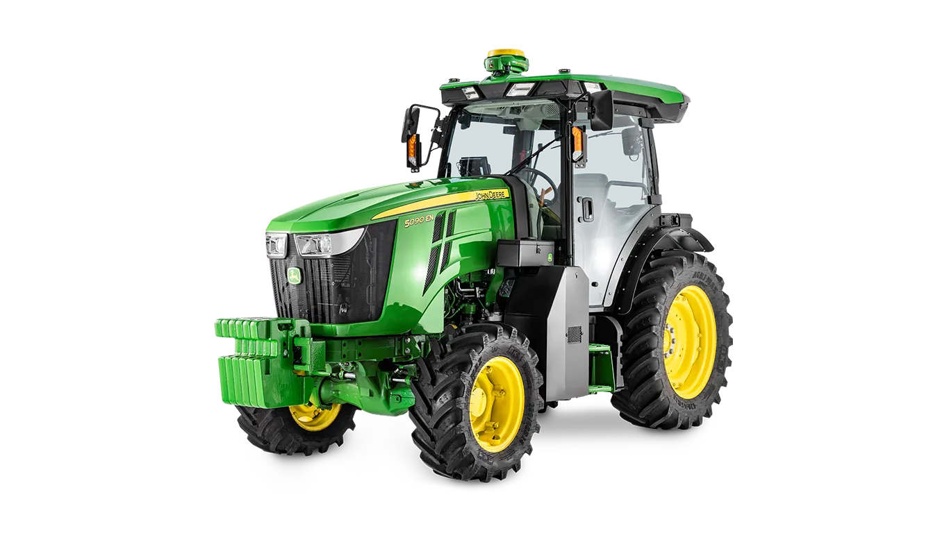 Τρακτέρ John Deere με καμπίνα και μπροστινά αντίβαρα, πράσινο και κίτρινο σχέδιο, σε λευκό φόντο, από την μπροστινή αριστερή γωνία