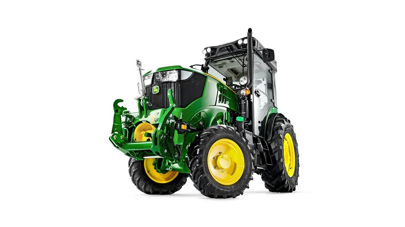 Τρακτέρ John Deere με καμπίνα, πράσινο και κίτρινο σχέδιο, από χαμηλή μπροστινή-αριστερή γωνία σε λευκό φόντο