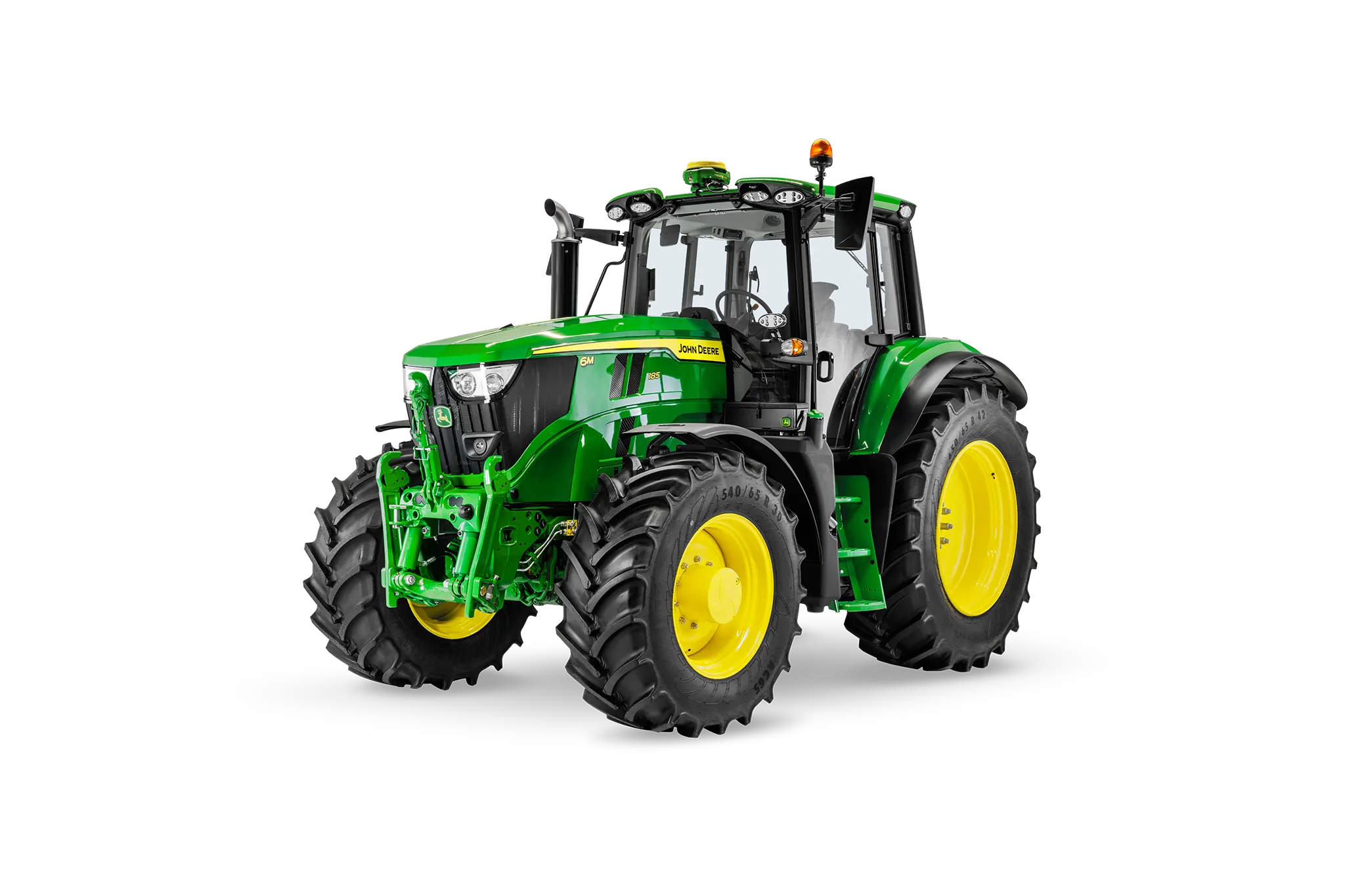 Τρακτέρ 6M 185 της John Deere σε λευκό φόντο, με έμφαση στην ισχύ, την άνεση και τη σταθερότητα της καμπίνας