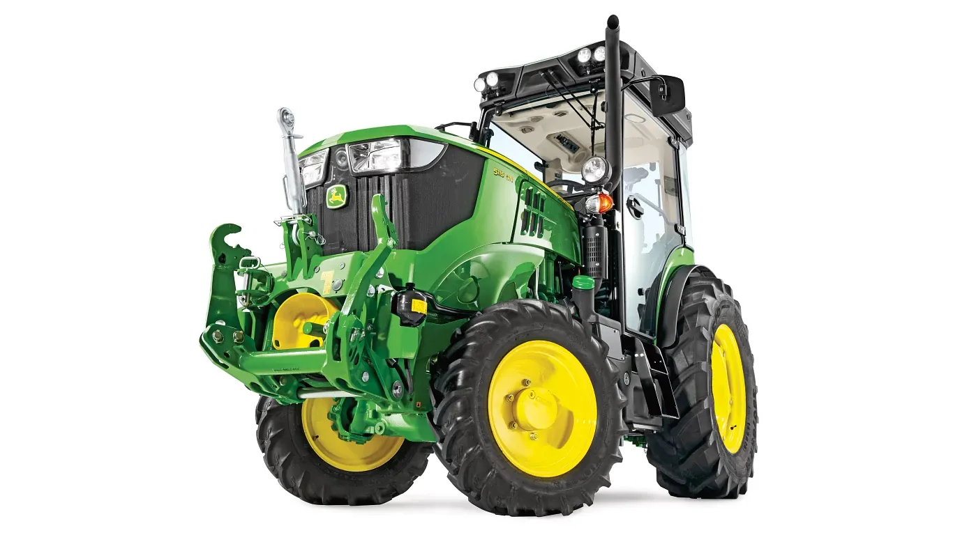 Τρακτέρ με καμπίνα John Deere σε πράσινο και κίτρινο, απεικόνιση από χαμηλή εμπρός-αριστερά γωνία με μπροστινή συνδετική διάταξη σε λευκό φόντο