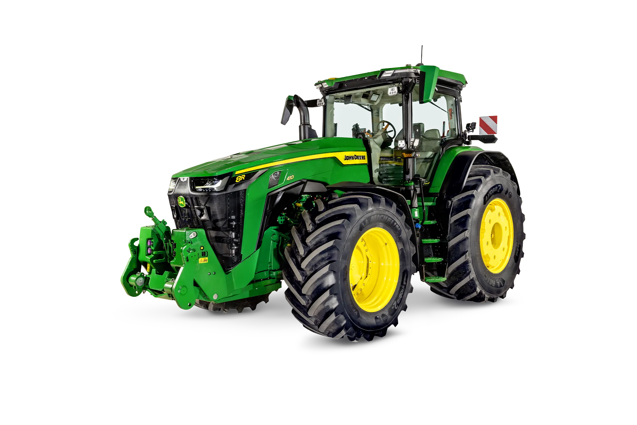 Μπροστινή δεξιά γωνία τρακτέρ John Deere 8R σε λευκό φόντο, με μεγάλα πίσω ελαστικά, μπροστινό αντίβαρο και πλήρη σχεδίαση καμπίνας