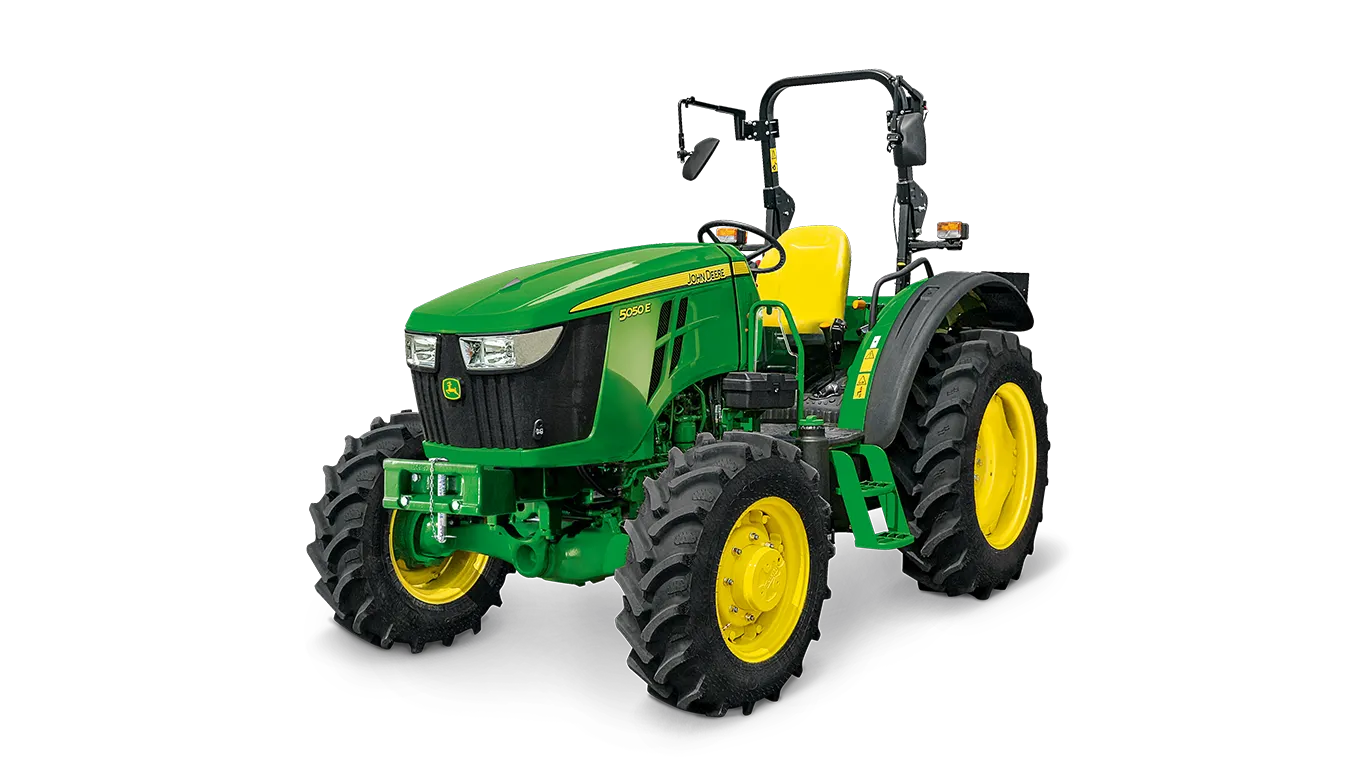 Απεικονίζεται το τρακτέρ γενικής χρήσης John Deere 5050E με γωνία μπροστά-δεξιά σε λευκό φόντο, με ανοικτή εξέδρα χειριστή και αγροτικά ελαστικά